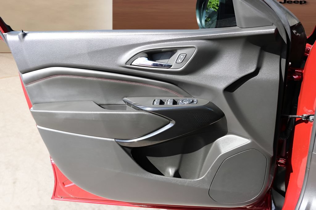 Used 2025 Chevrolet Trax RS FWD image 11