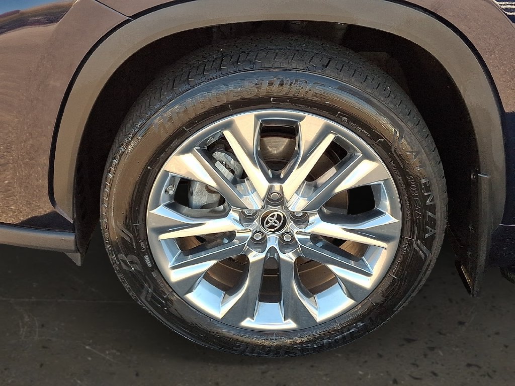 Used 2024 Toyota Highlander Limited AWD/4WD image 9