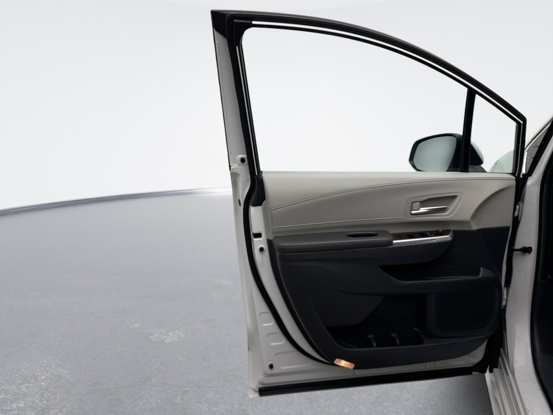 Used 2024 Toyota Sienna XLE image 9