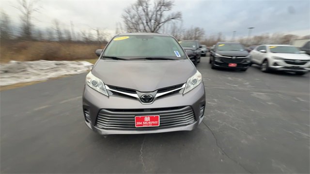 Used 2020 Toyota Sienna XLE Premium image 3