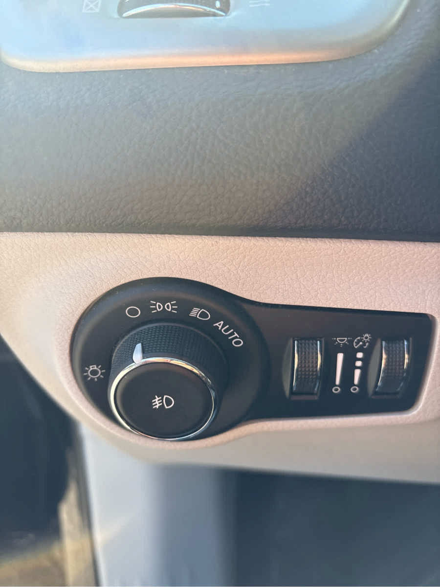 Used 2018 Jeep Compass Latitude w/ Popular Equipment Group AWD/4WD image 18