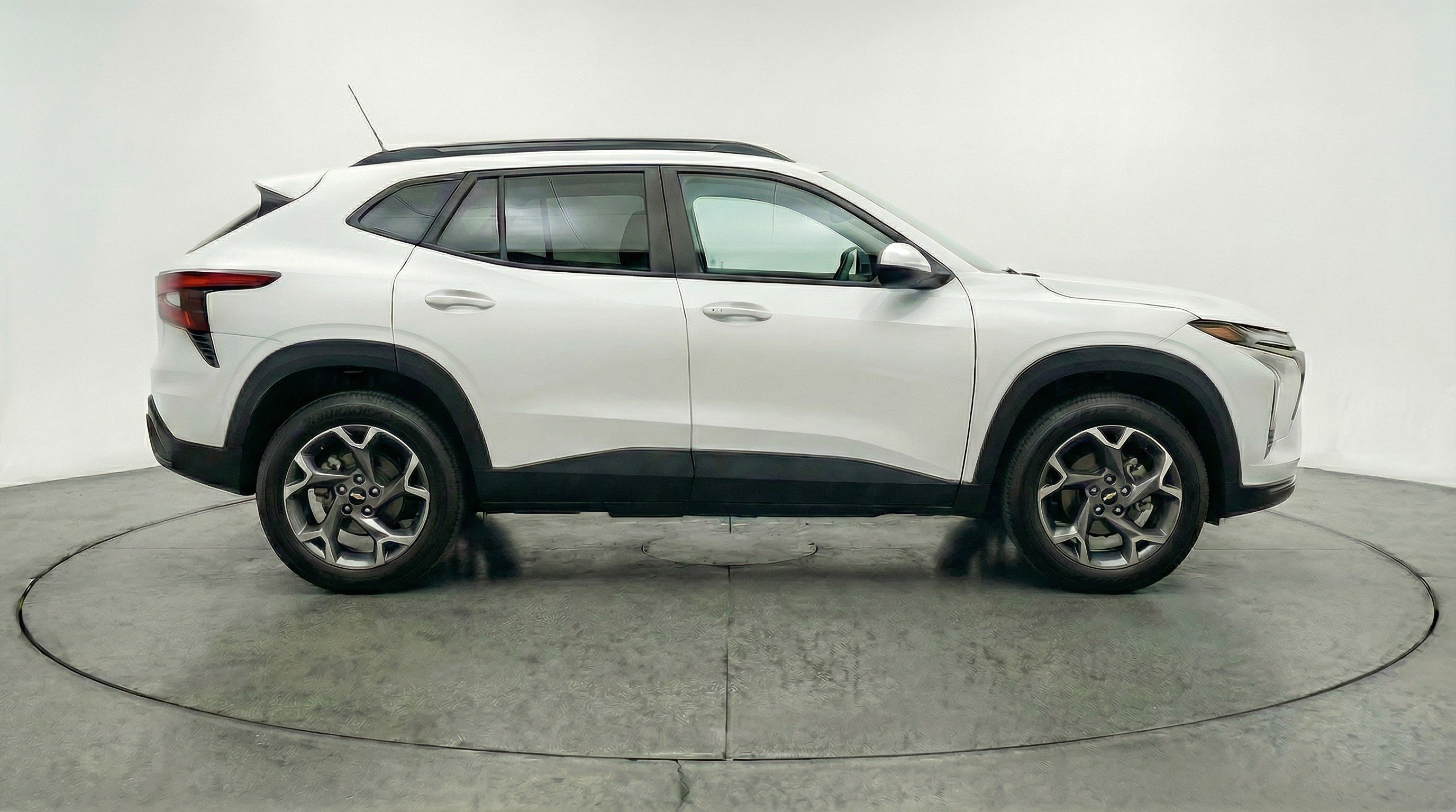 Used 2025 Chevrolet Trax LT FWD image 11