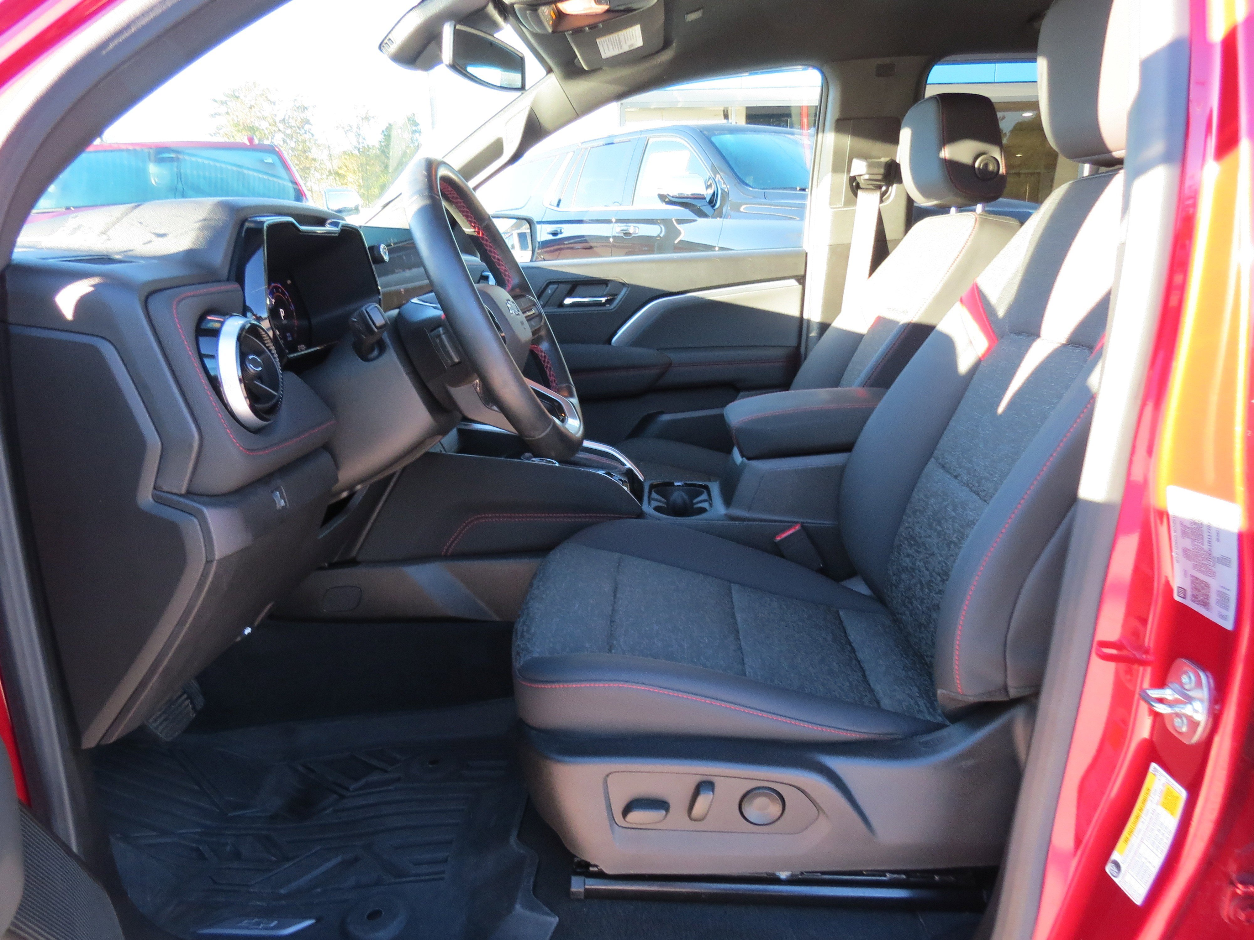 Used 2024 Chevrolet Colorado Z71 w/ Z71 Convenience Package 2 image 14