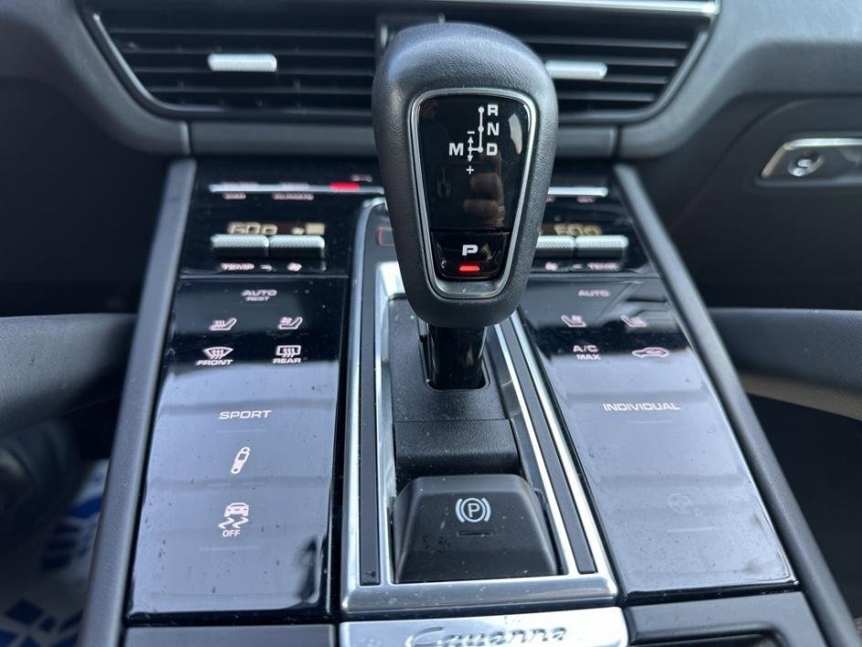 Used 2022 Porsche Cayenne Platinum Edition image 34