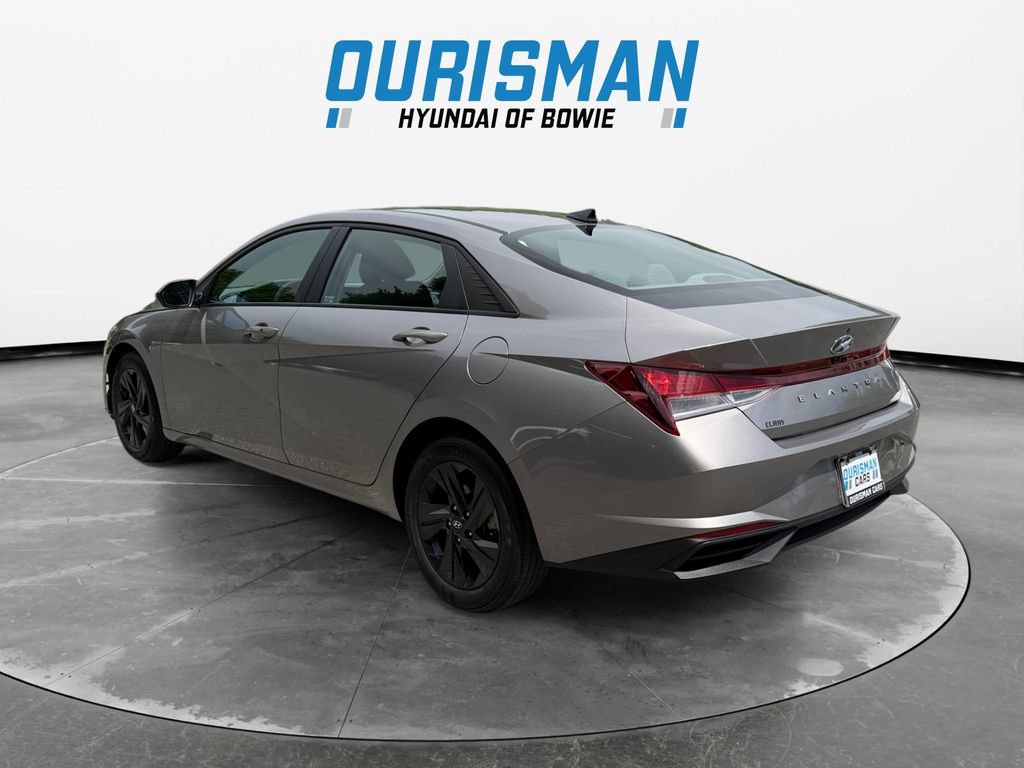 Used 2023 Hyundai Elantra SEL w/ Preferred Accessory Package FWD image 4
