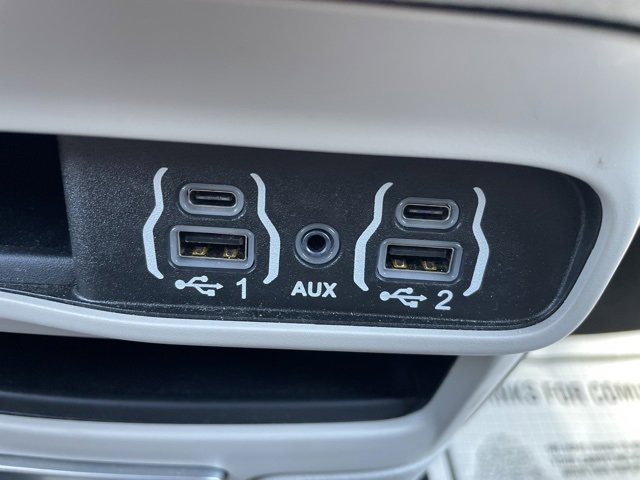 Used 2024 Chrysler Pacifica Select image 30
