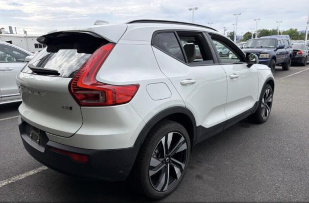 Used 2024 Volvo XC40 B5 Plus w/ Protection Package Premier AWD/4WD image 9
