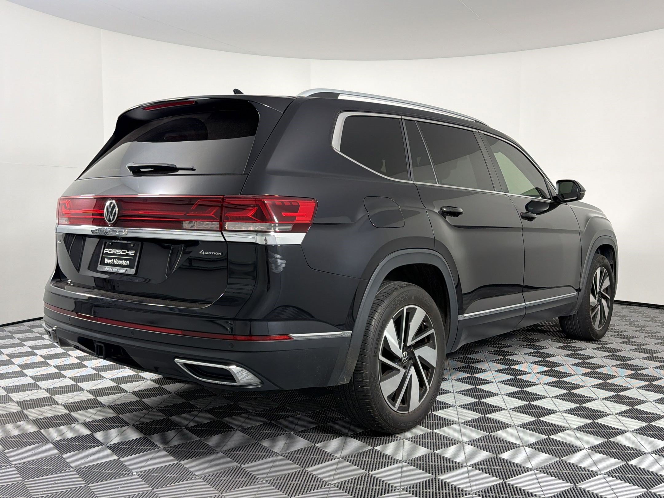 Used 2024 Volkswagen Atlas SEL AWD/4WD image 9