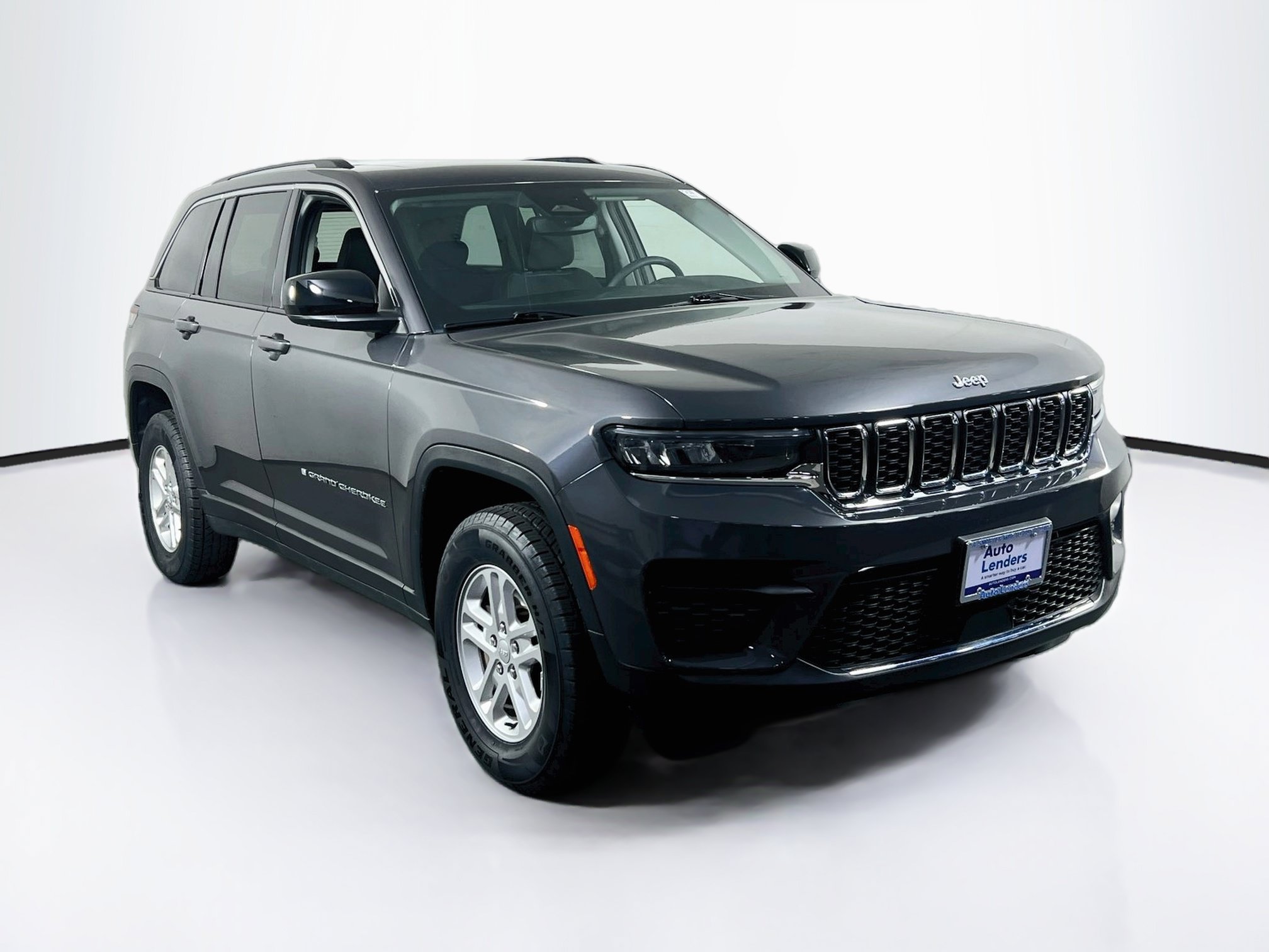Used 2023 Jeep Grand Cherokee Laredo AWD/4WD image 3