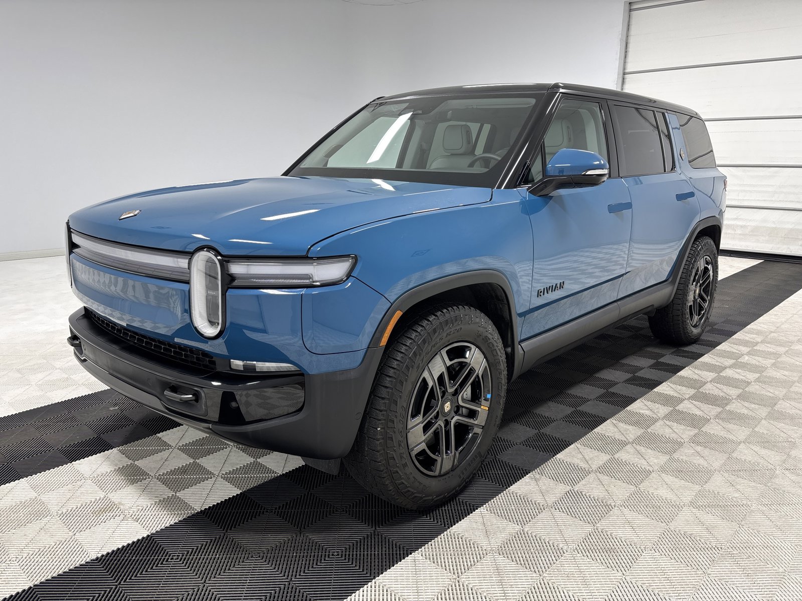 Used 2025 Rivian R1S Adventure AWD/4WD image 1