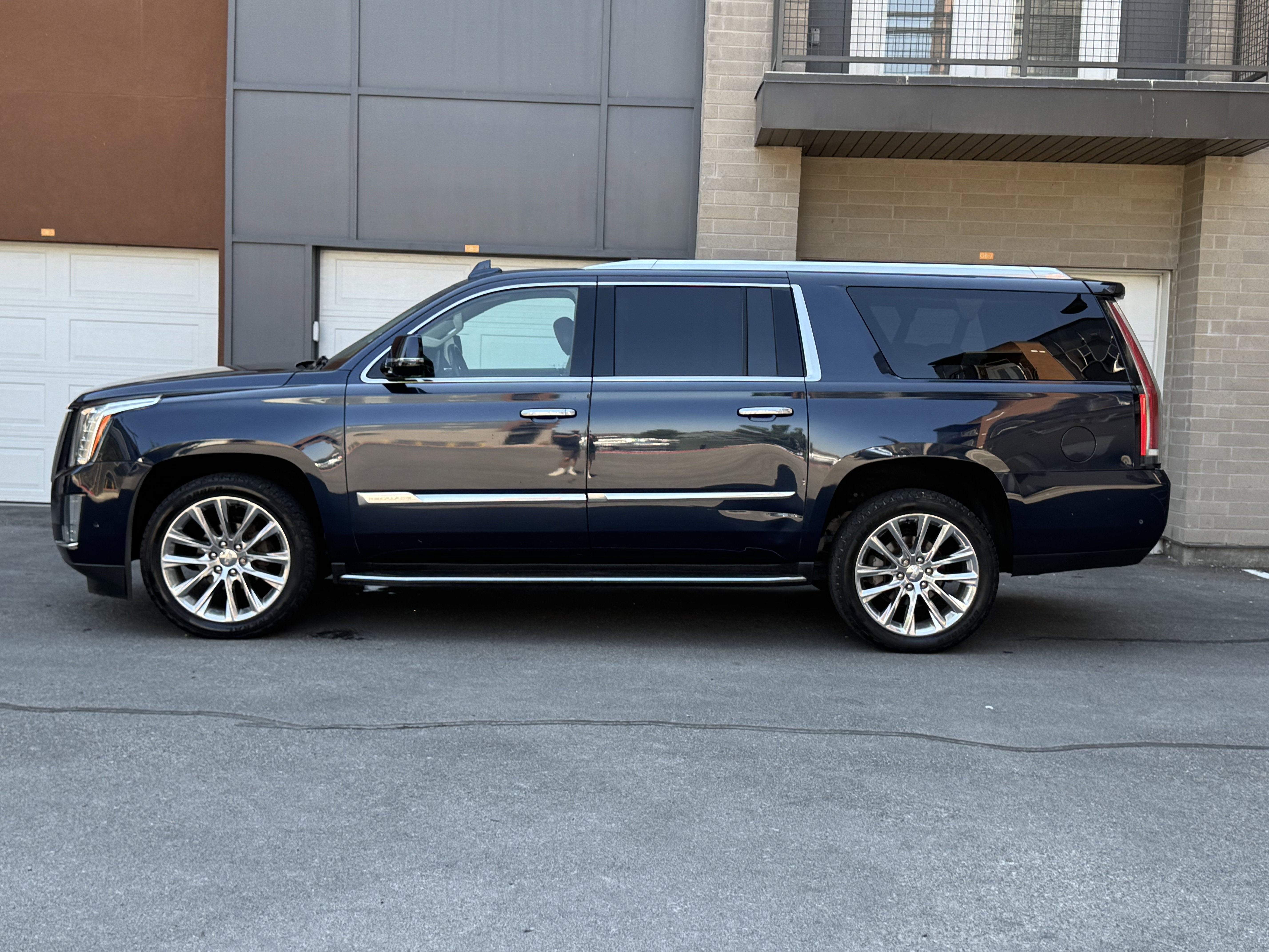 Used 2017 Cadillac Escalade ESV Luxury image 2