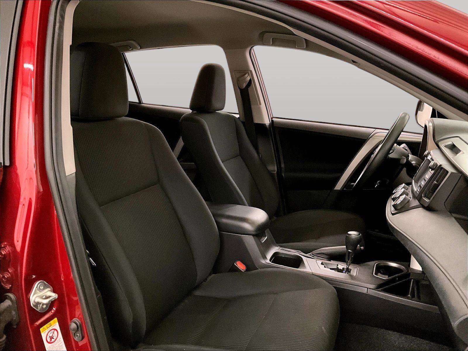 Used 2018 Toyota RAV4 LE FWD image 7