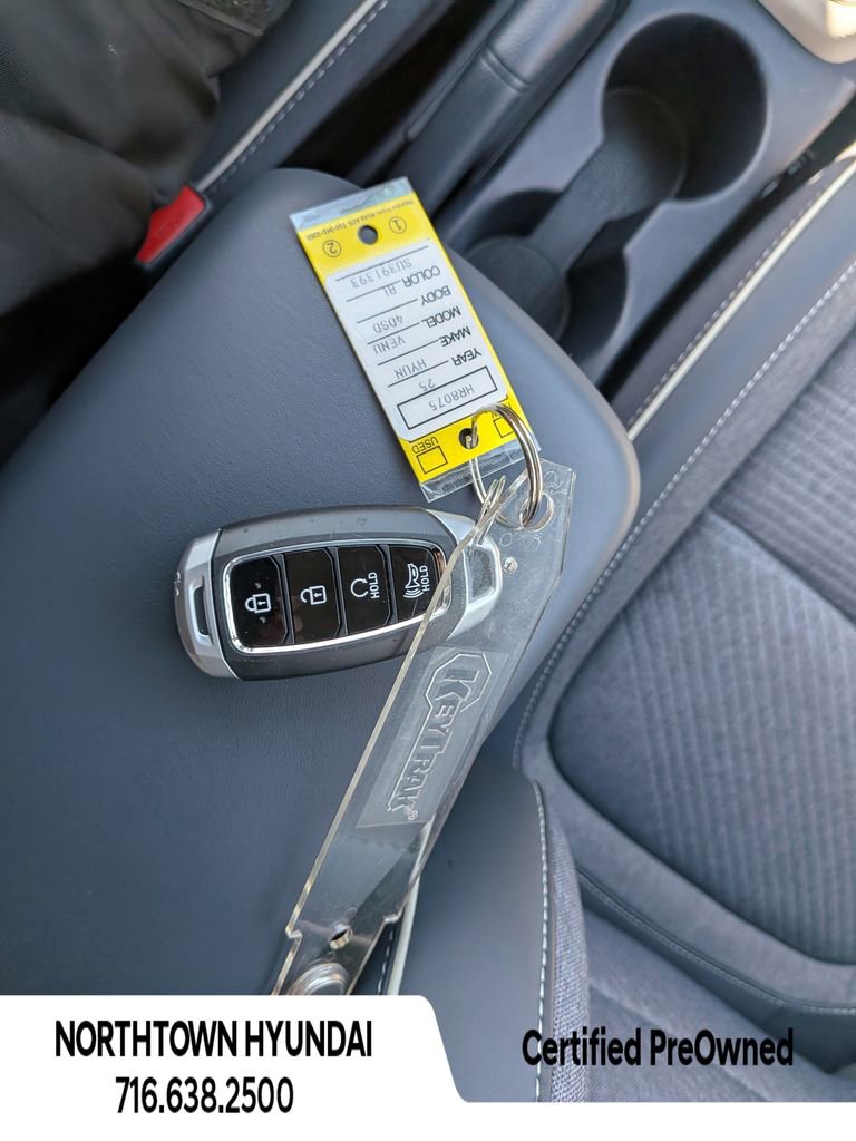Used 2025 Hyundai Venue Limited FWD image 19