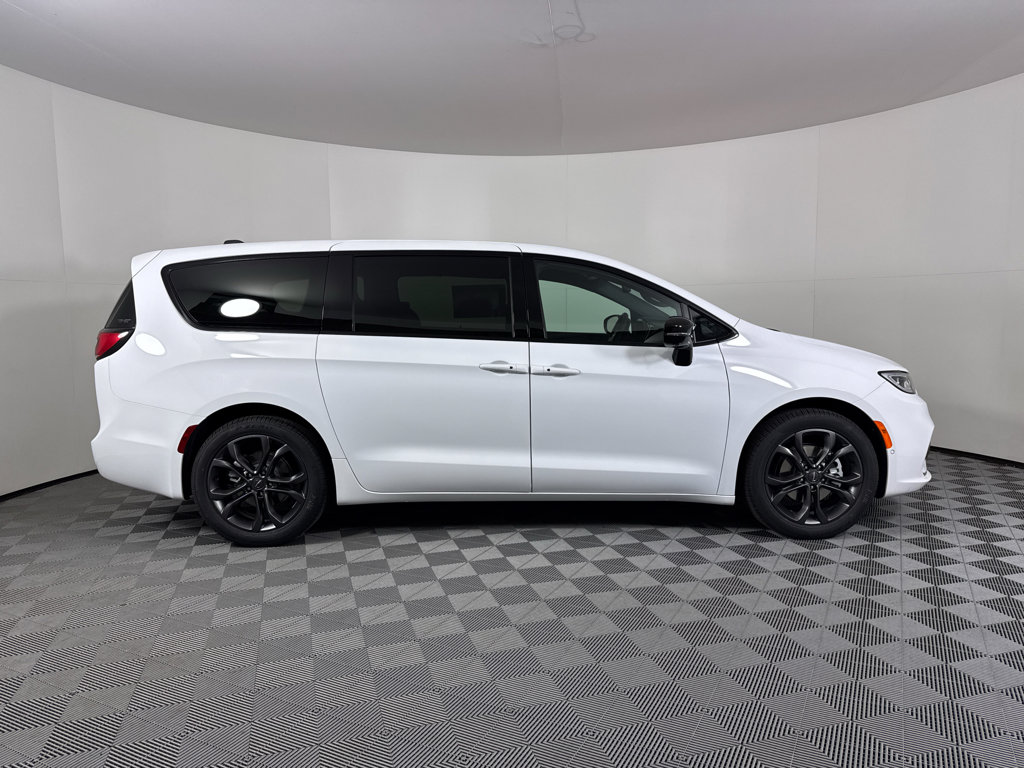 New 2026 Chrysler Pacifica Select image 15