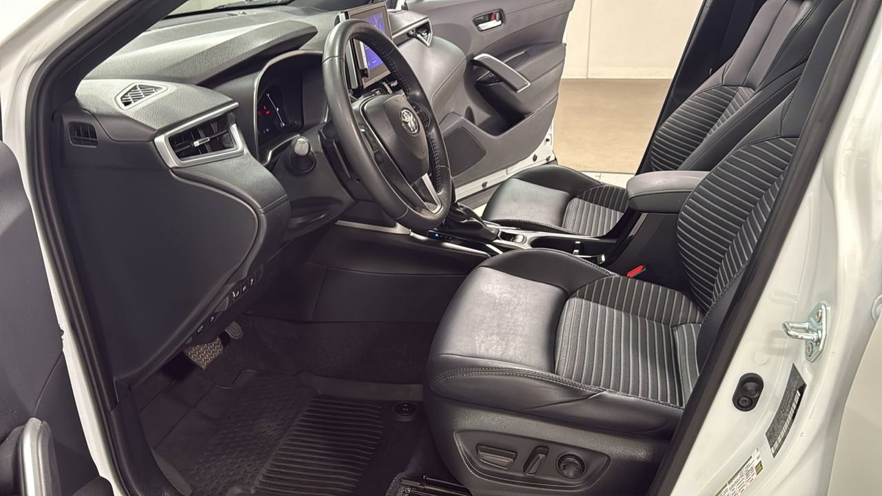 Certified 2024 Toyota Corolla Cross XSE w/ Convenience Package image 12