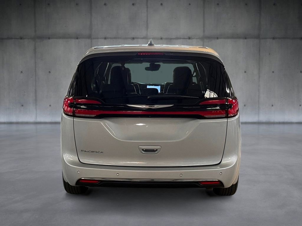 Used 2024 Chrysler Pacifica Touring-L image 4