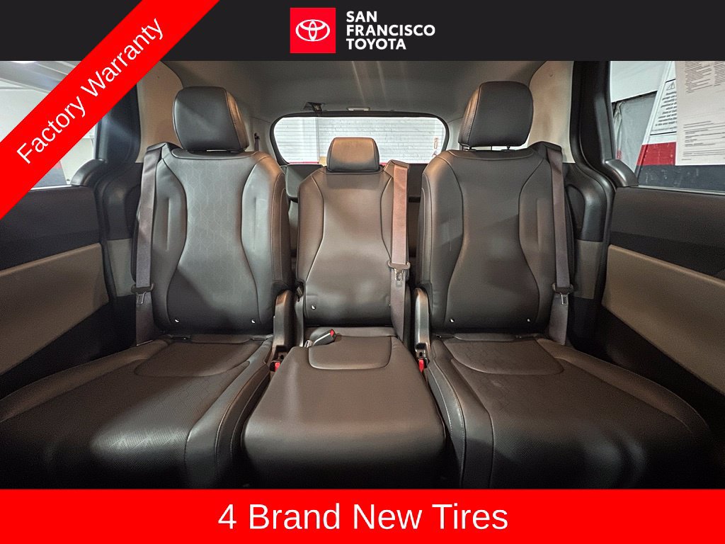 Used 2025 Kia Carnival EX FWD image 14