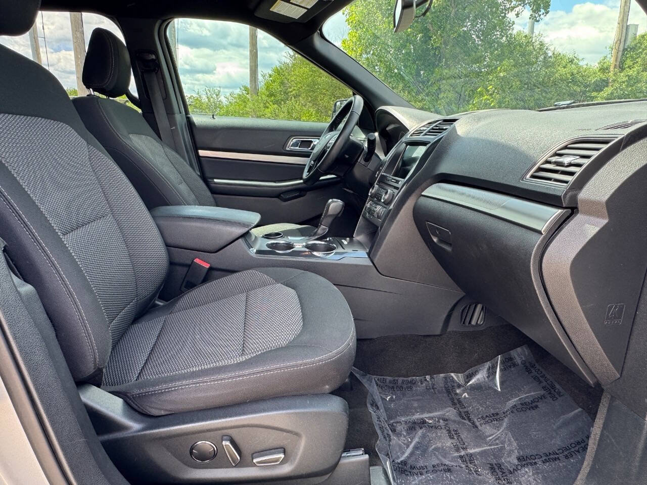 Used 2018 Ford Explorer XLT w/ Equipment Group 201A FWD image 15