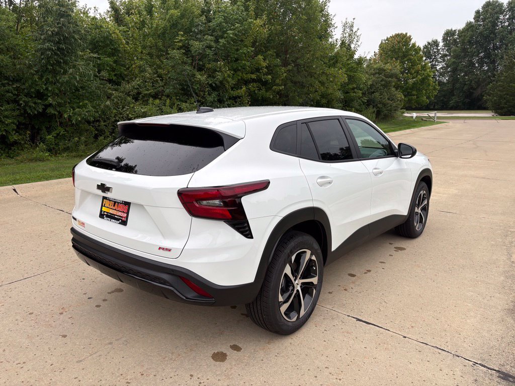 New 2026 Chevrolet Trax RS w/ Sunroof Package FWD image 9