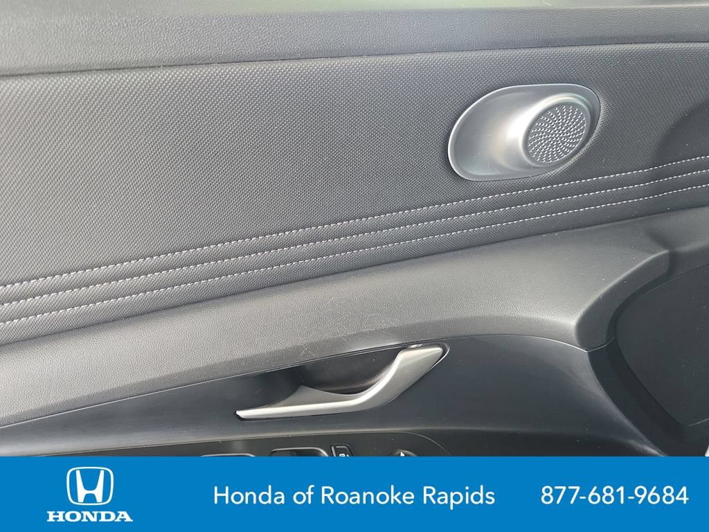 Used 2025 Hyundai Elantra Limited FWD image 11