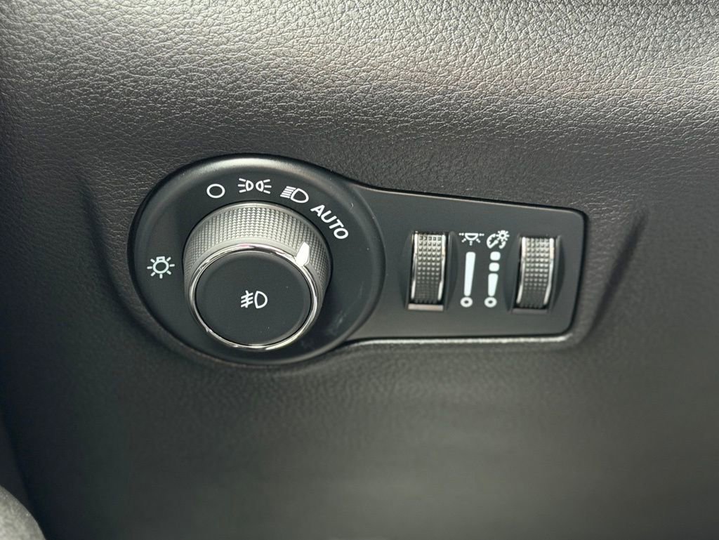 Used 2024 Jeep Compass Latitude image 25