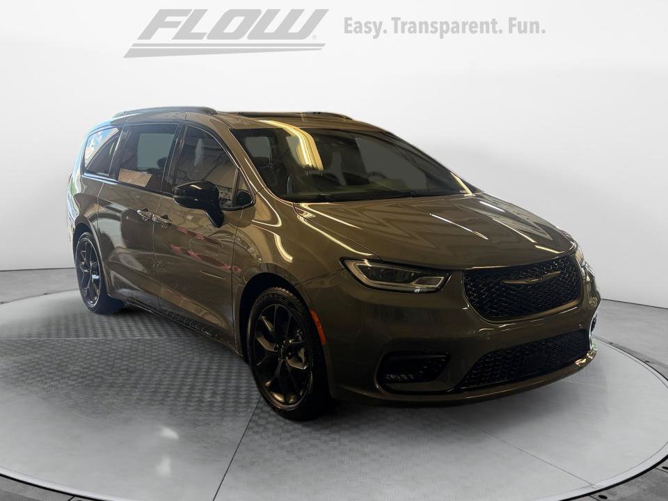 Used 2025 Chrysler Pacifica Limited FWD image 1