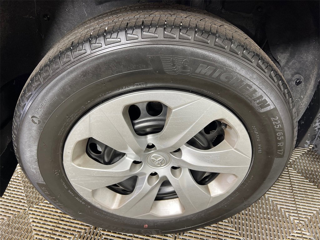 Used 2022 Toyota RAV4 LE image 16