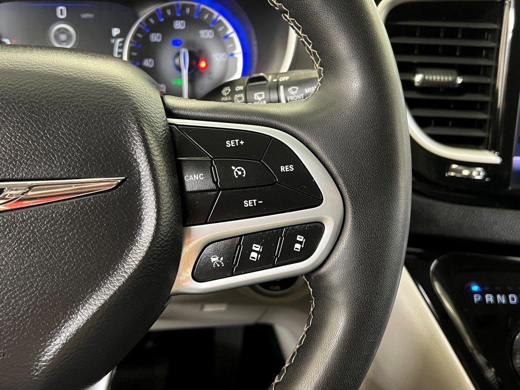 Used 2023 Chrysler Pacifica Touring-L image 35