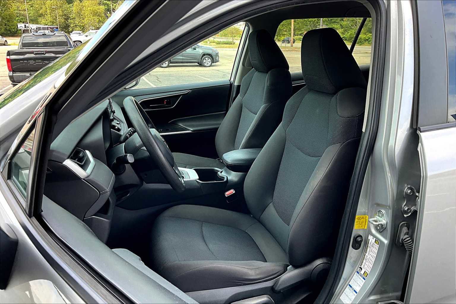 Used 2022 Toyota RAV4 LE image 9