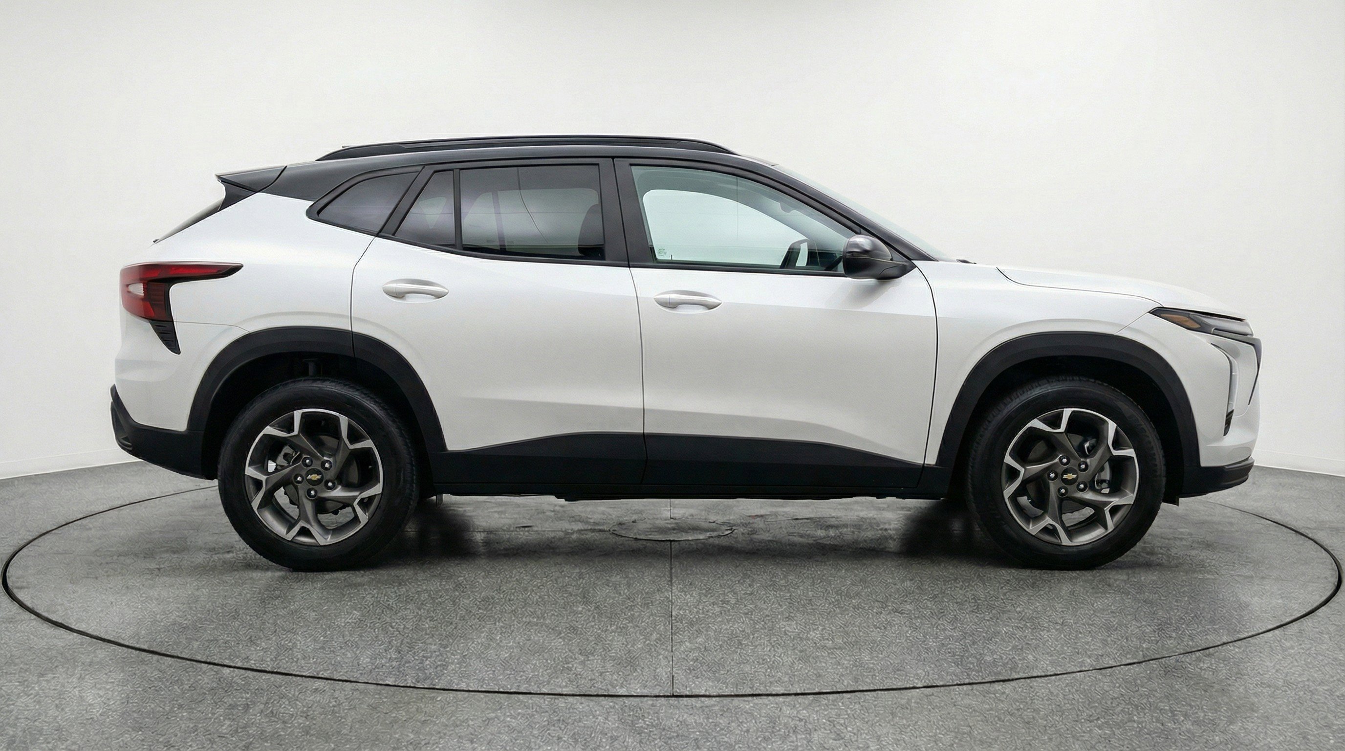 Used 2025 Chevrolet Trax LT w/ LT Convenience Package FWD image 11