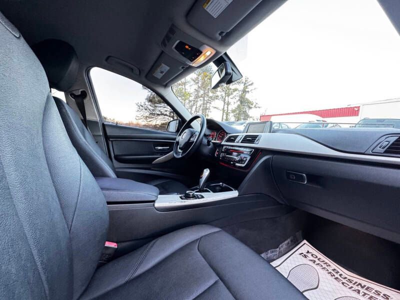 Used 2018 BMW 320i Sedan RWD image 11