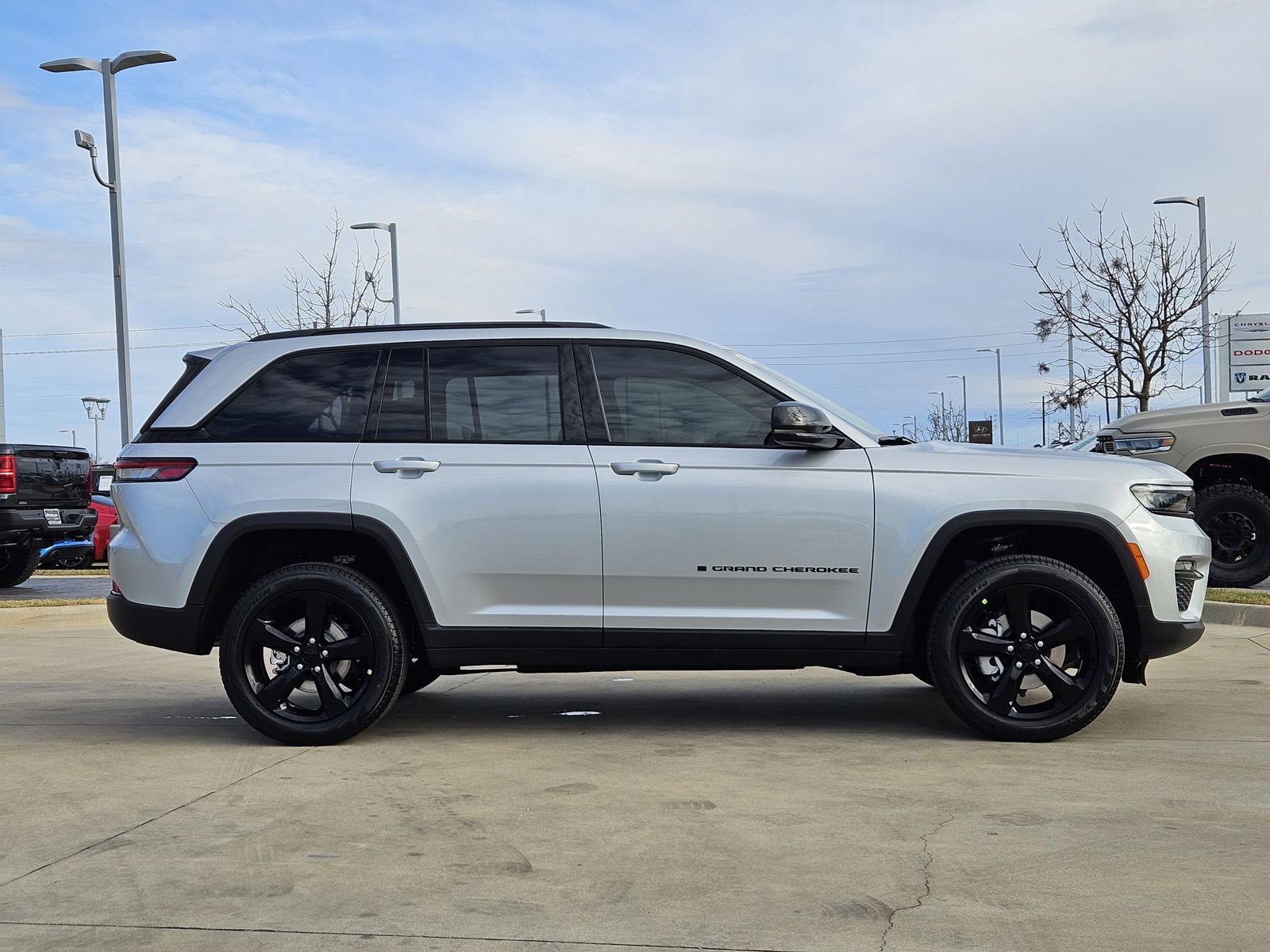New 2025 Jeep Grand Cherokee Limited w/ Black Appearance Package AWD/4WD image 6