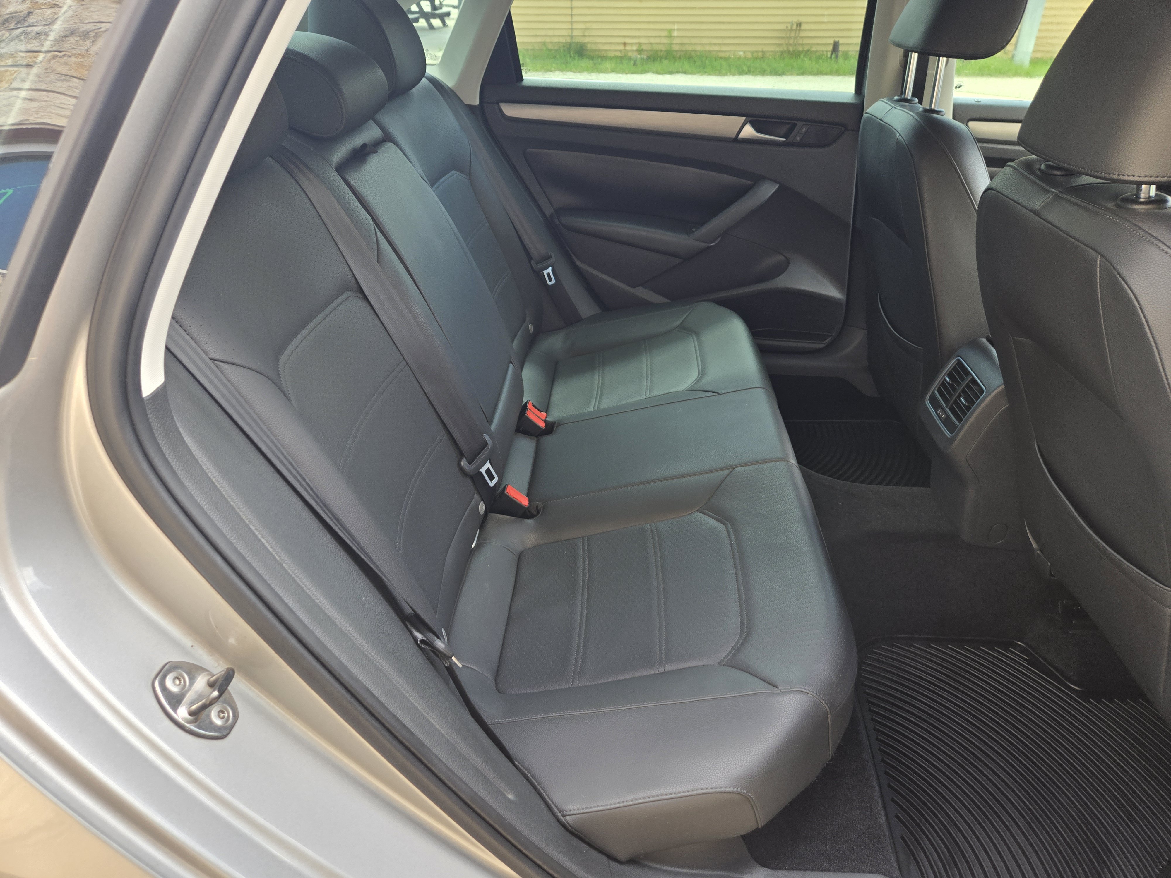Used 2014 Volkswagen Passat TDI SE FWD image 11