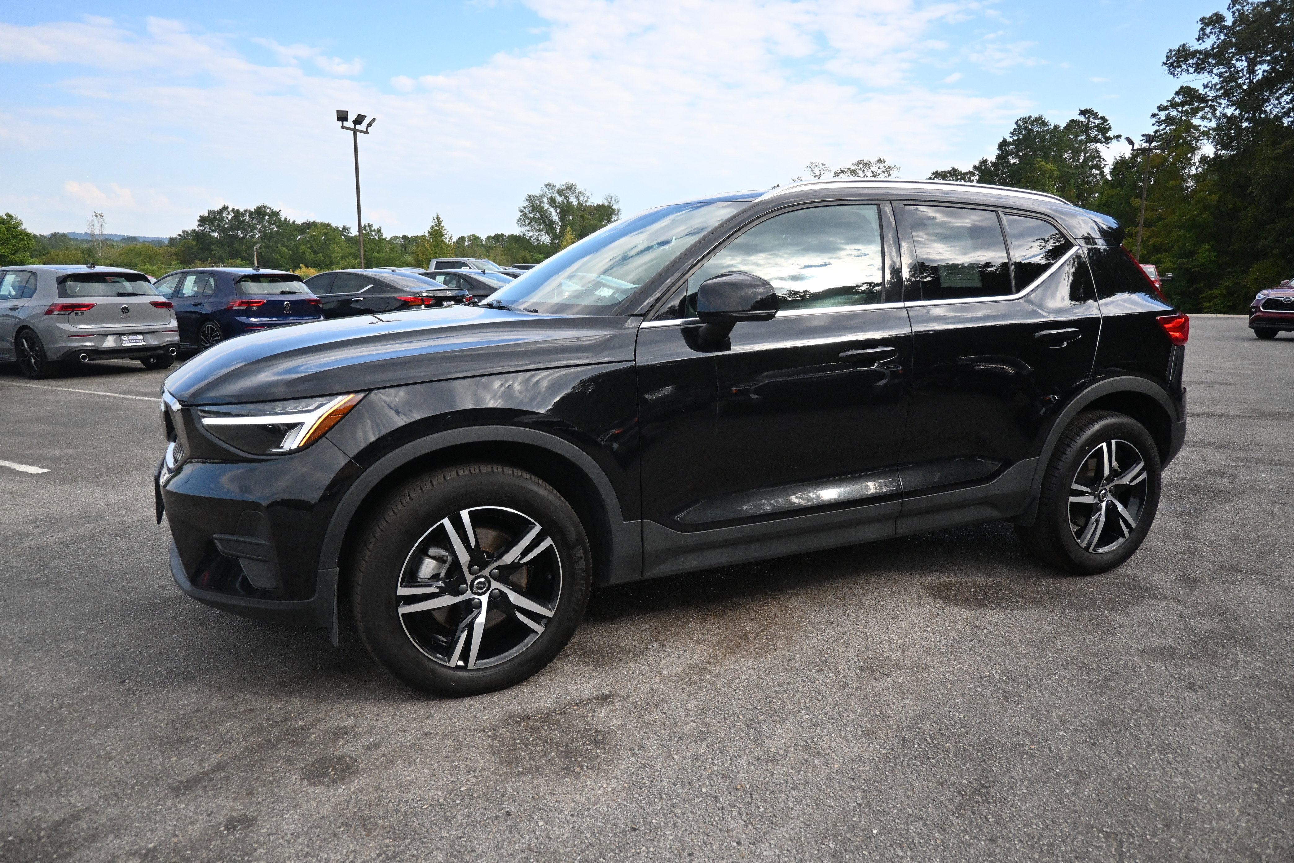 Used 2025 Volvo XC40 B5 Core image 5