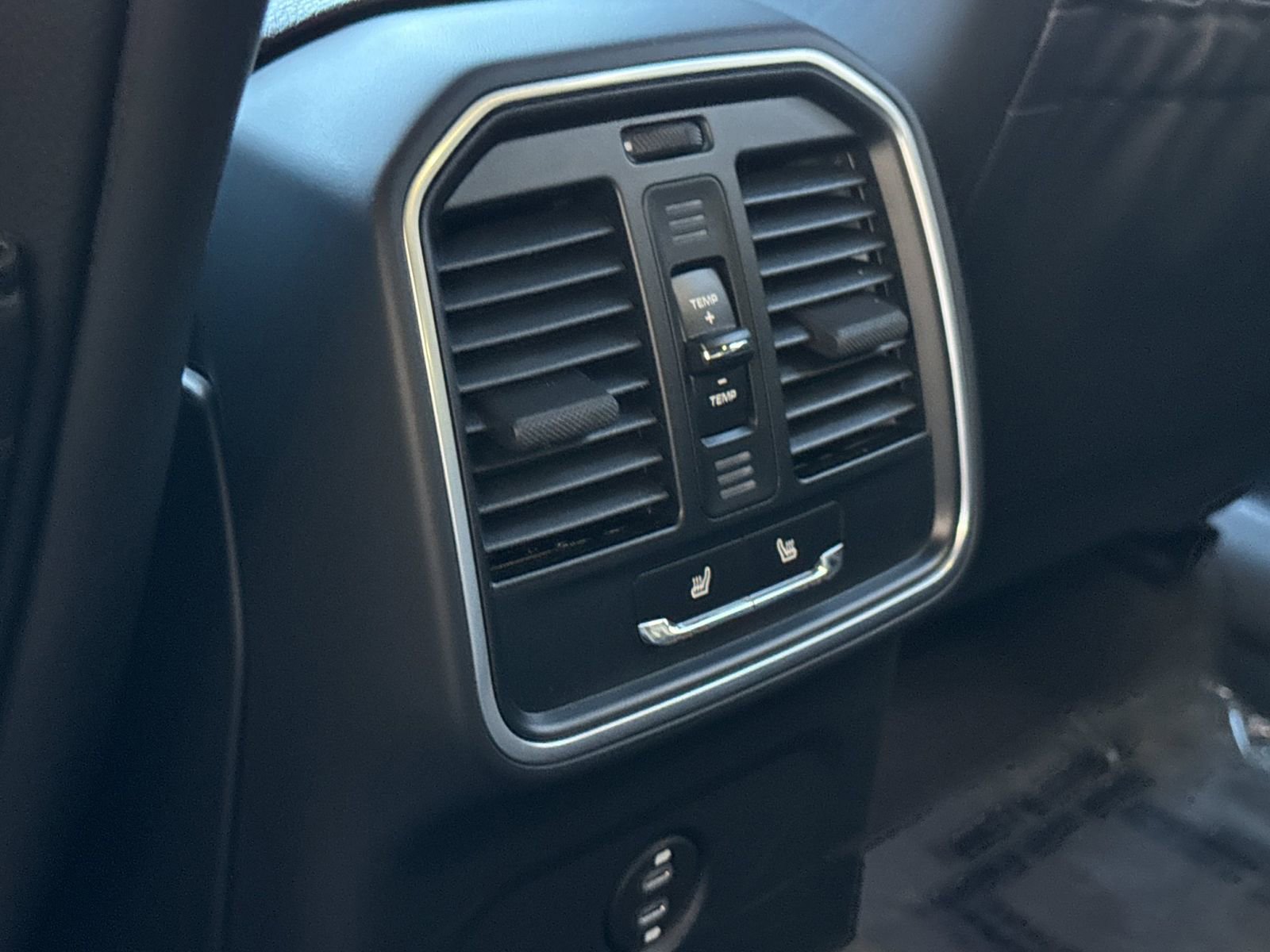 Certified 2025 Porsche Macan image 10