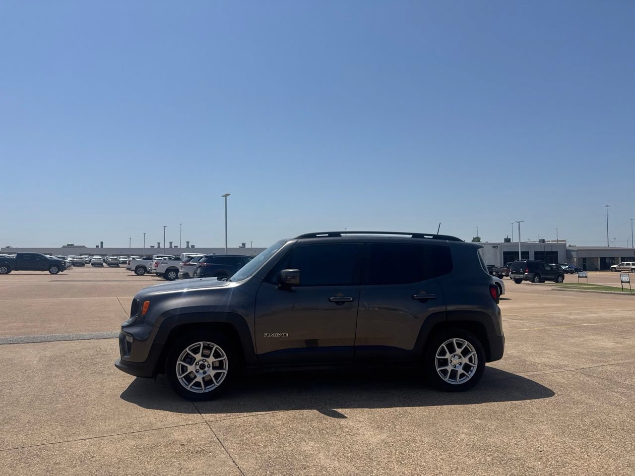 Used 2019 Jeep Renegade Latitude FWD image 10