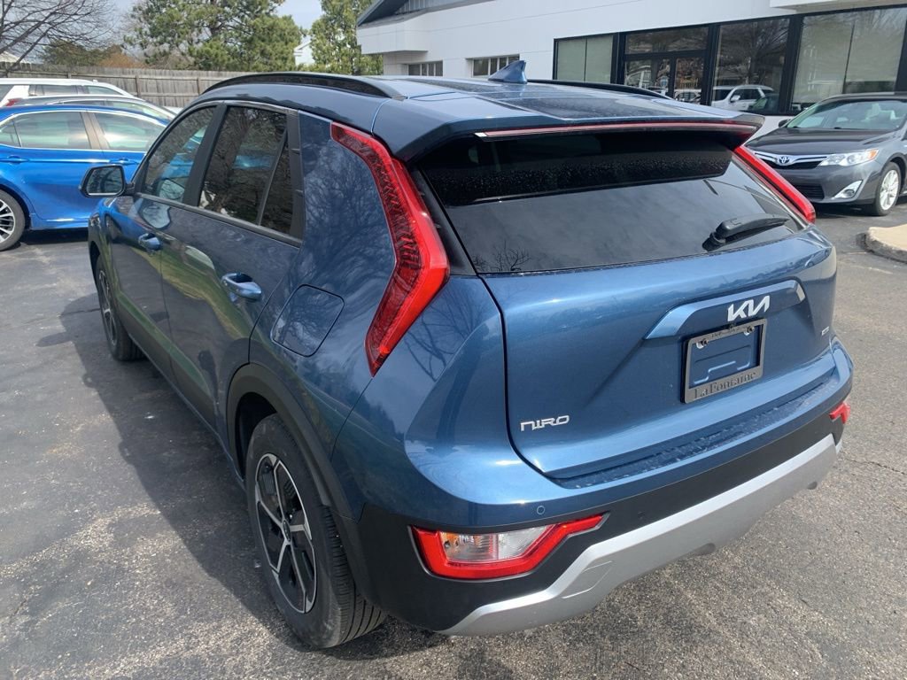 Used 2024 Kia Niro EX image 3