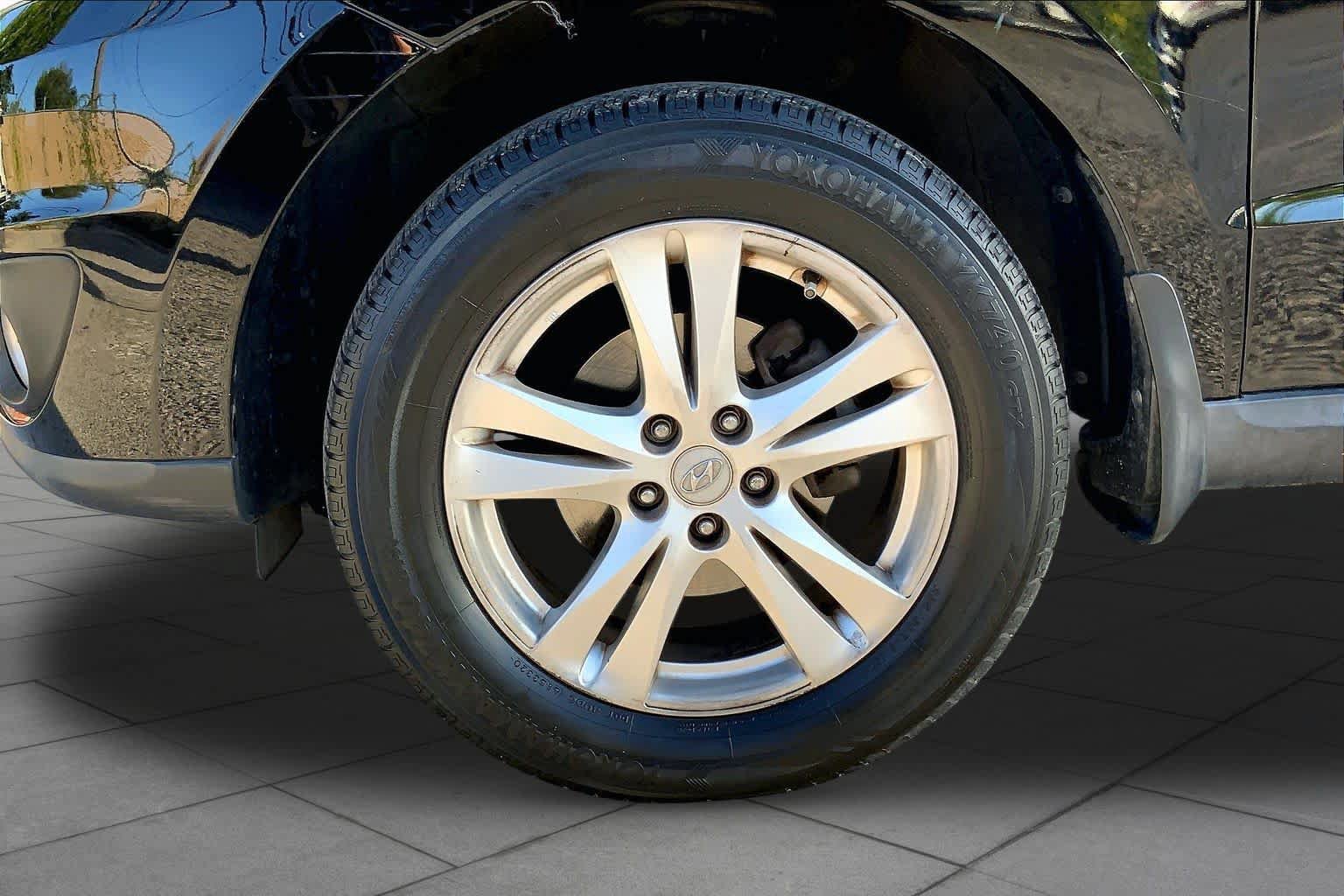 Used 2012 Hyundai Santa Fe Limited w/ Navigation Pkg 4 FWD image 11