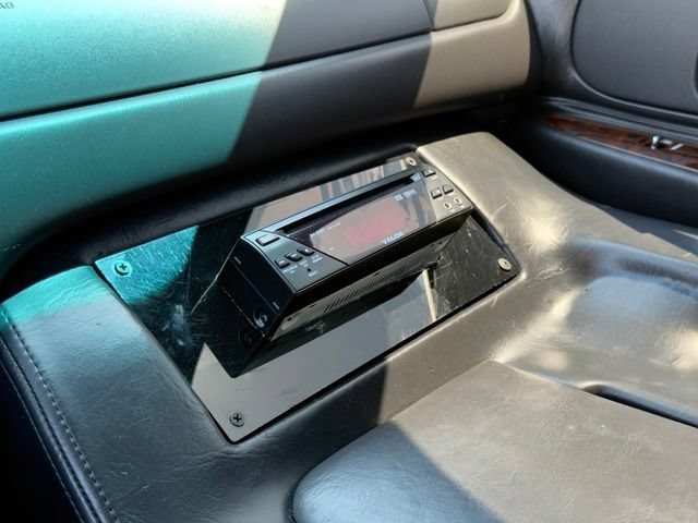 Used 2002 Lincoln Town Car Executive RWD image 22