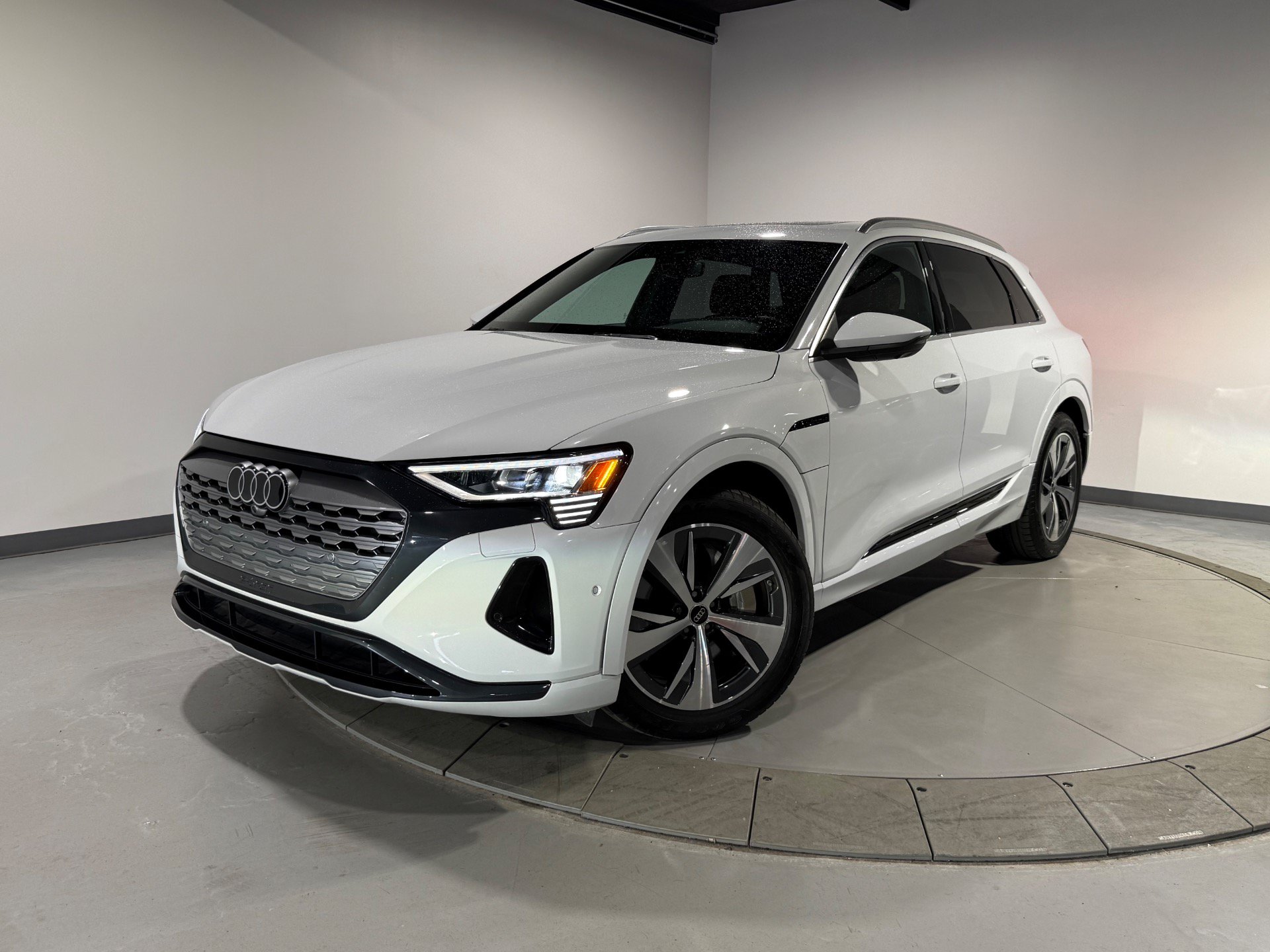 Used 2024 Audi Q8 e-tron Premium Plus w/ Premium Plus Package AWD/4WD image 2