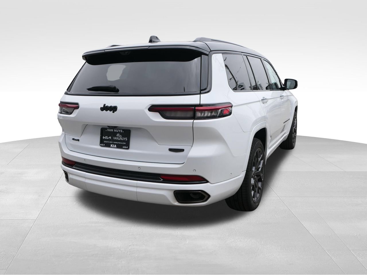 Used 2023 Jeep Grand Cherokee L Summit AWD/4WD image 3