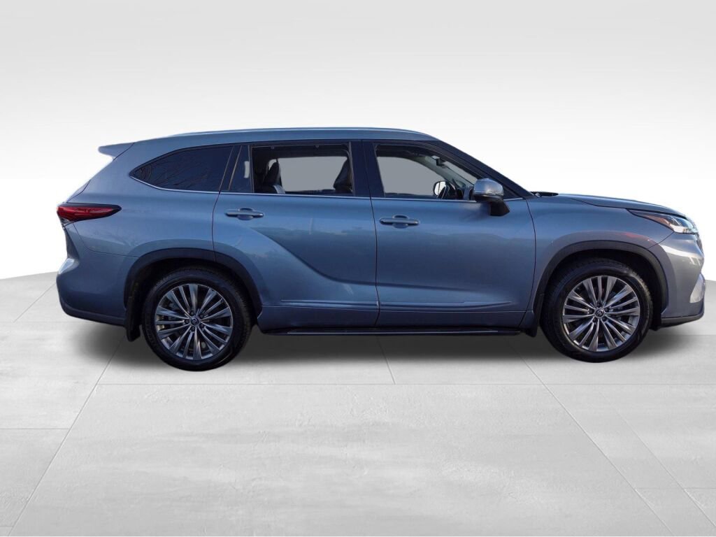 Used 2022 Toyota Highlander Platinum image 2