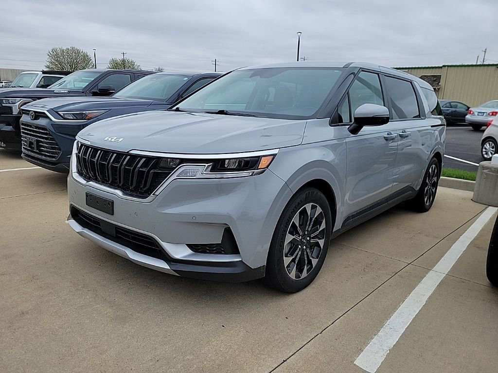 Used 2024 Kia Carnival EX image 2