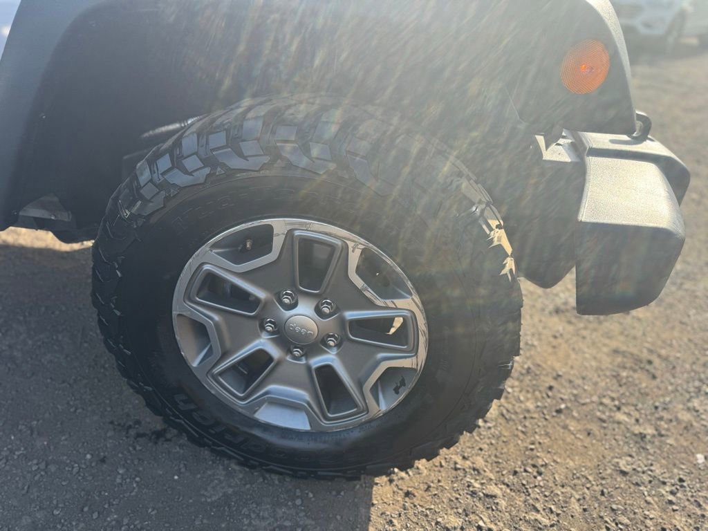 Used 2017 Jeep Wrangler Unlimited Rubicon w/ Connectivity Group AWD/4WD image 16