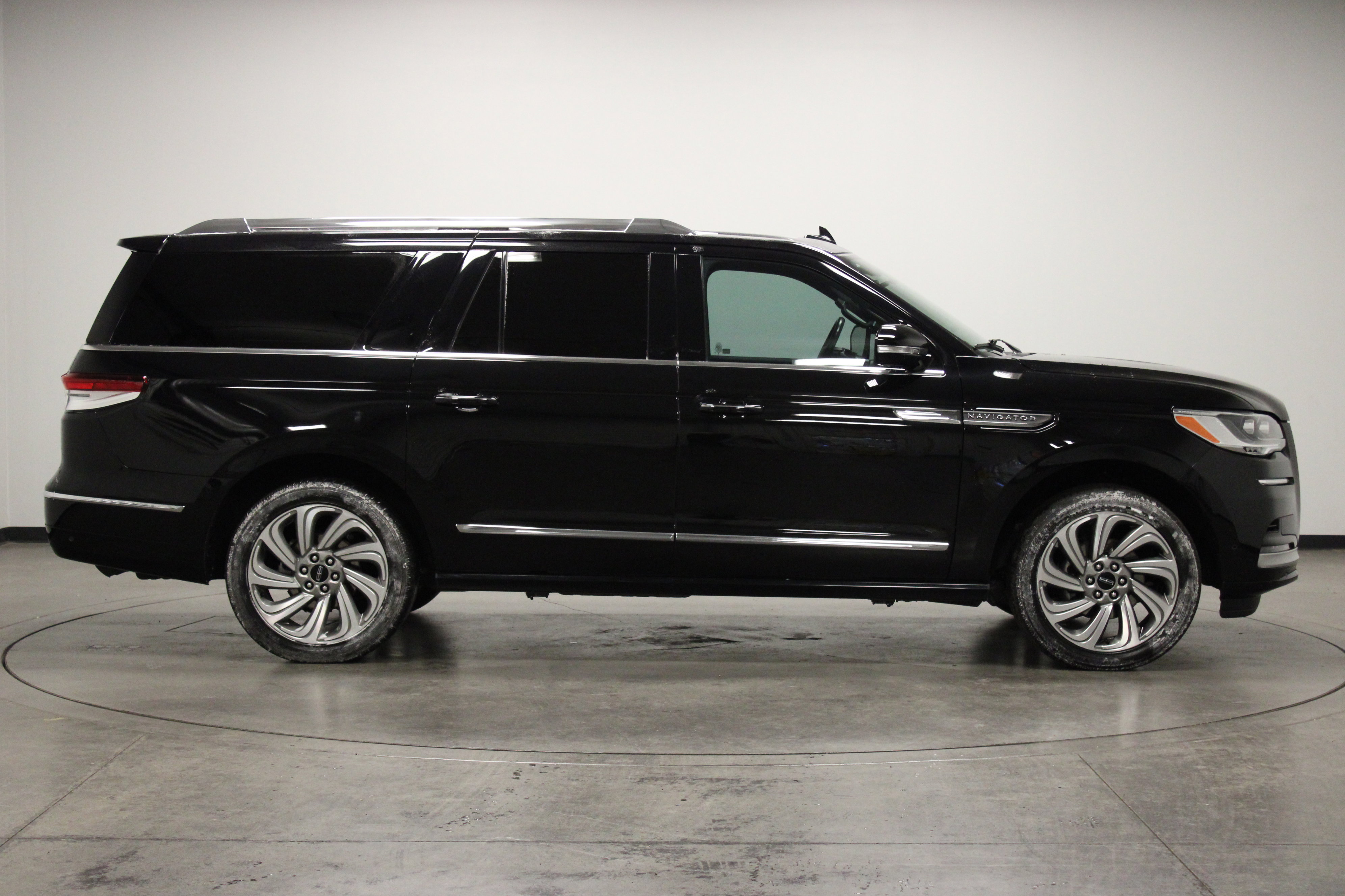 Used 2023 Lincoln Navigator L Reserve image 9