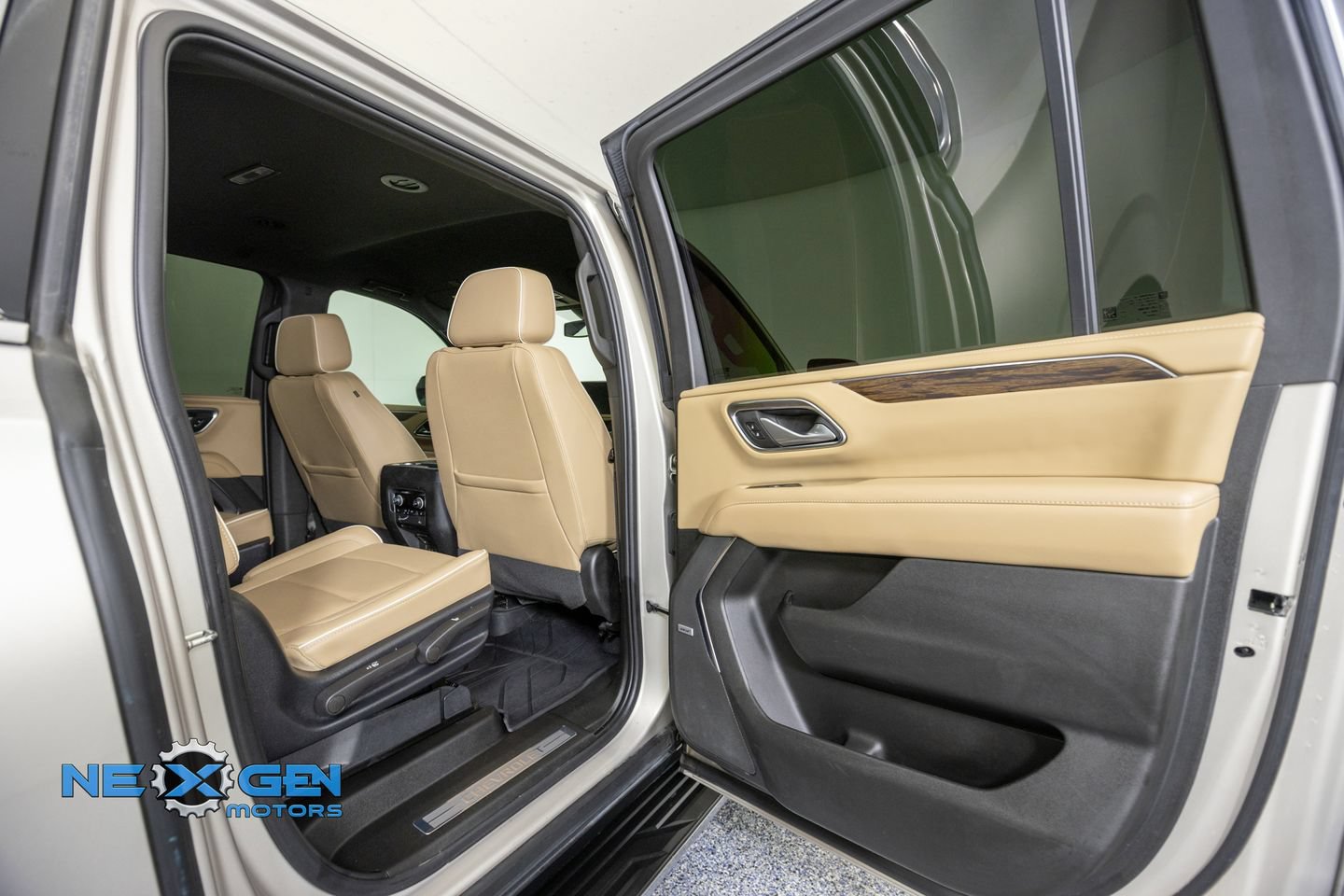 Used 2022 Chevrolet Suburban Premier AWD/4WD image 35