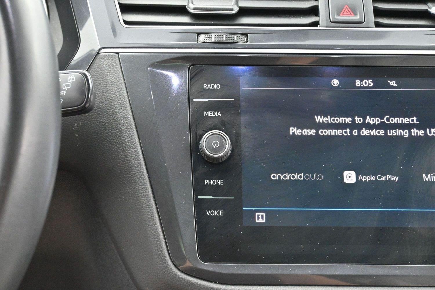 Used 2020 Volkswagen Tiguan SE w/ Panoramic Sunroof Package FWD image 24