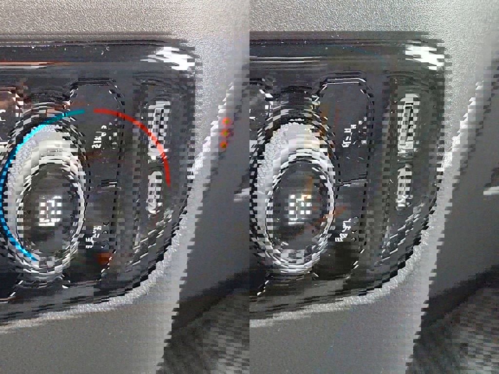 Used 2023 Chevrolet Silverado 1500 LT AWD/4WD image 29