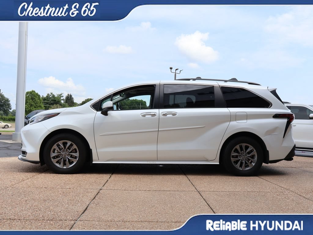 Used 2022 Toyota Sienna XLE w/ XLE Plus Package FWD image 3