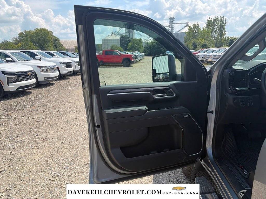 Used 2025 Chevrolet Silverado 2500 LTZ w/ LTZ Plus Package AWD/4WD image 9